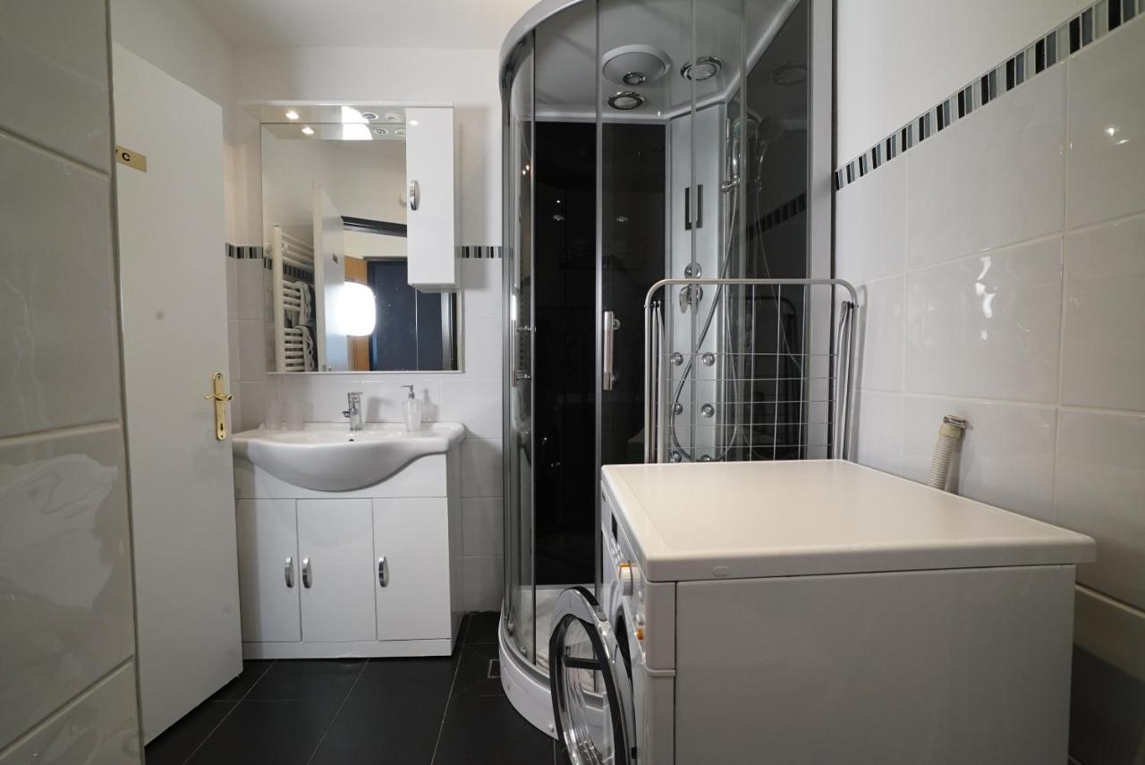 Stylish & Spacious Apartment With Patio Stams Esterno foto